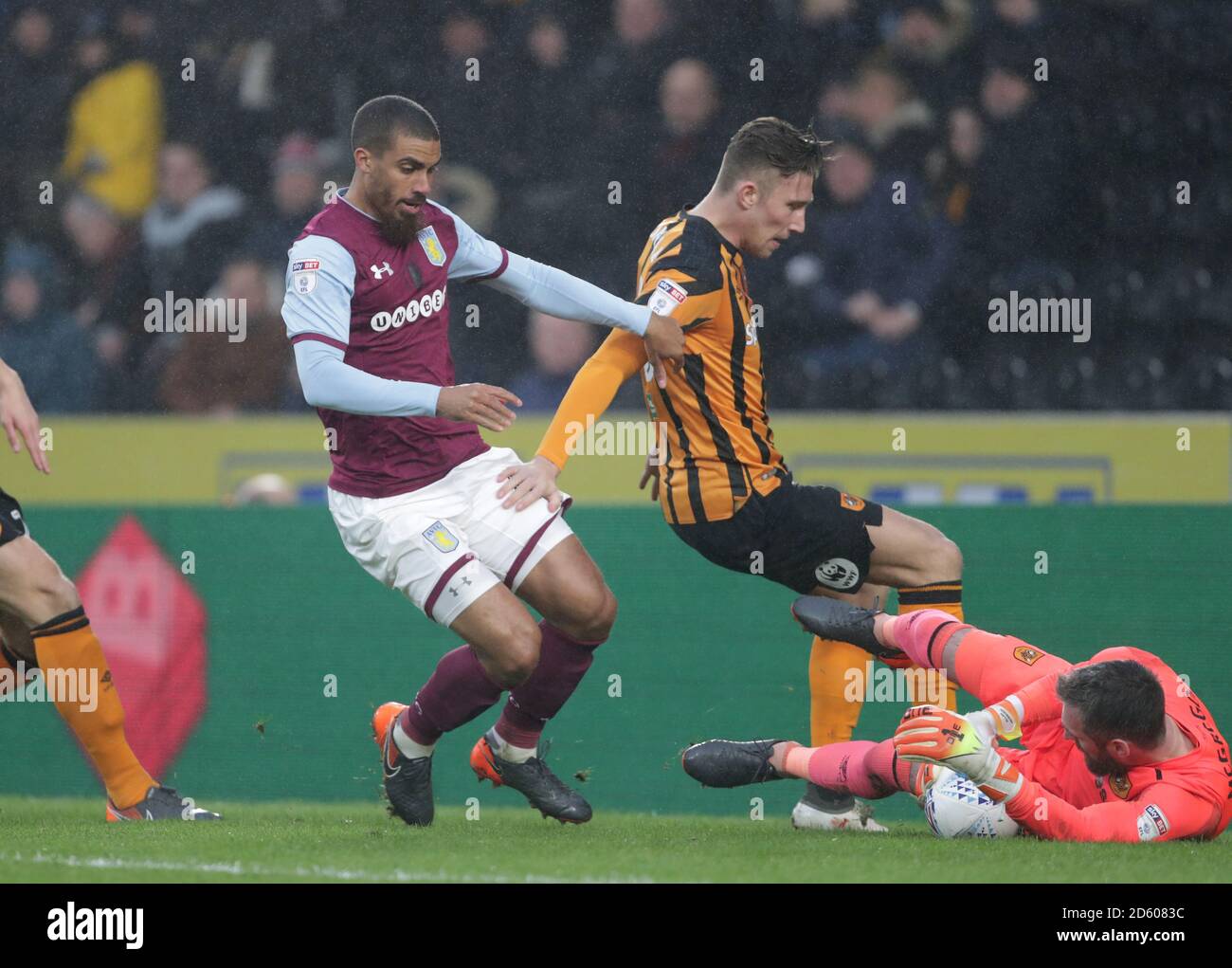 Hull City Torhüter Allan McGregor rettet als Lewis der Aston Villa Grabban-Angriffe Stockfoto