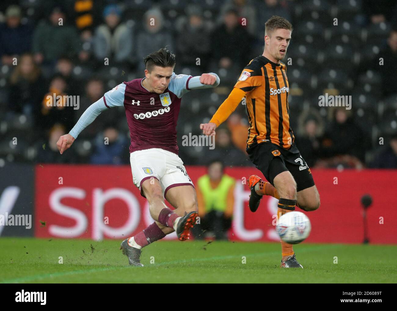 Jack Grealish von Aston Villa feuert als Hull City einen Schuss ab Markus Henriksen Herausforderungen Stockfoto