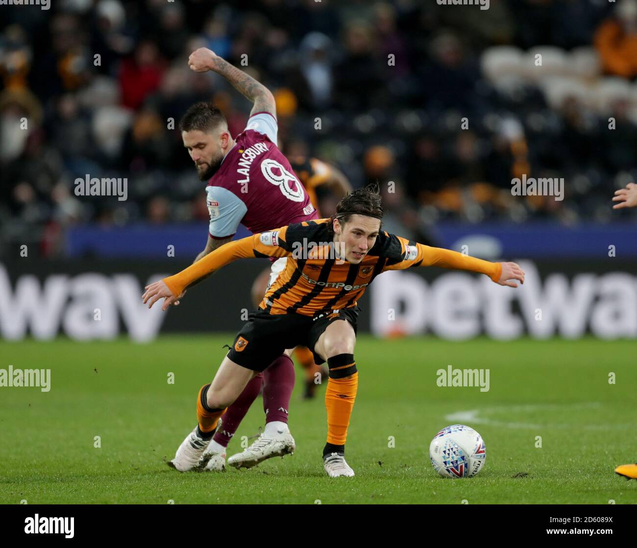 Harry Wilson von Hull City und Henri Lansbury von Aston Villa Stockfoto