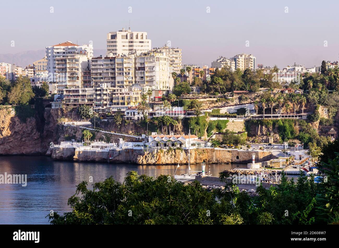 Türkei, Mittlerer Osten, Antalya, Kaleici, Blick auf die Stadt mit Hafen Stockfoto