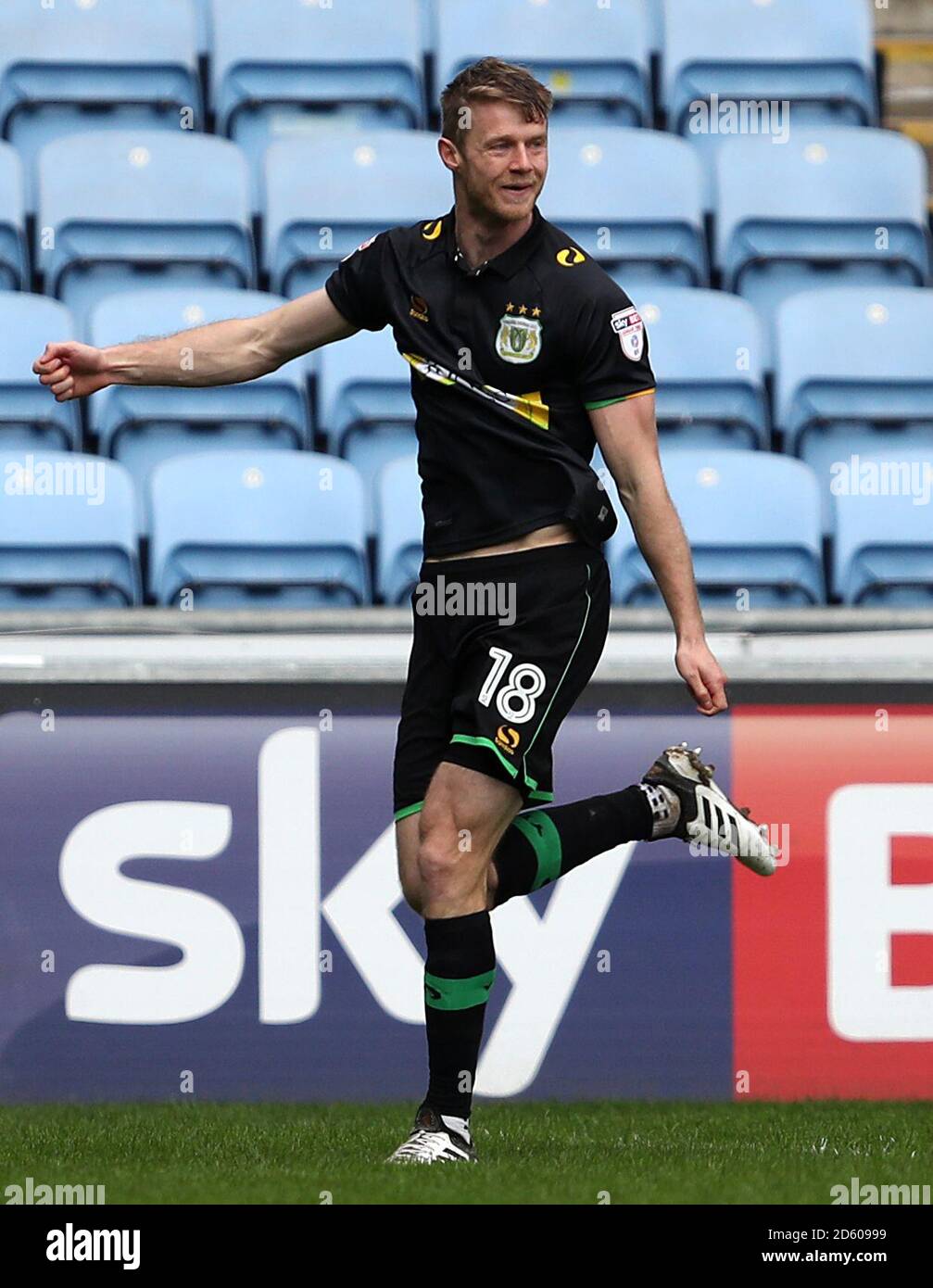 Alex Fisher von Yeovil Town feiert das erste Tor seiner Seite Des Spiels Stockfoto