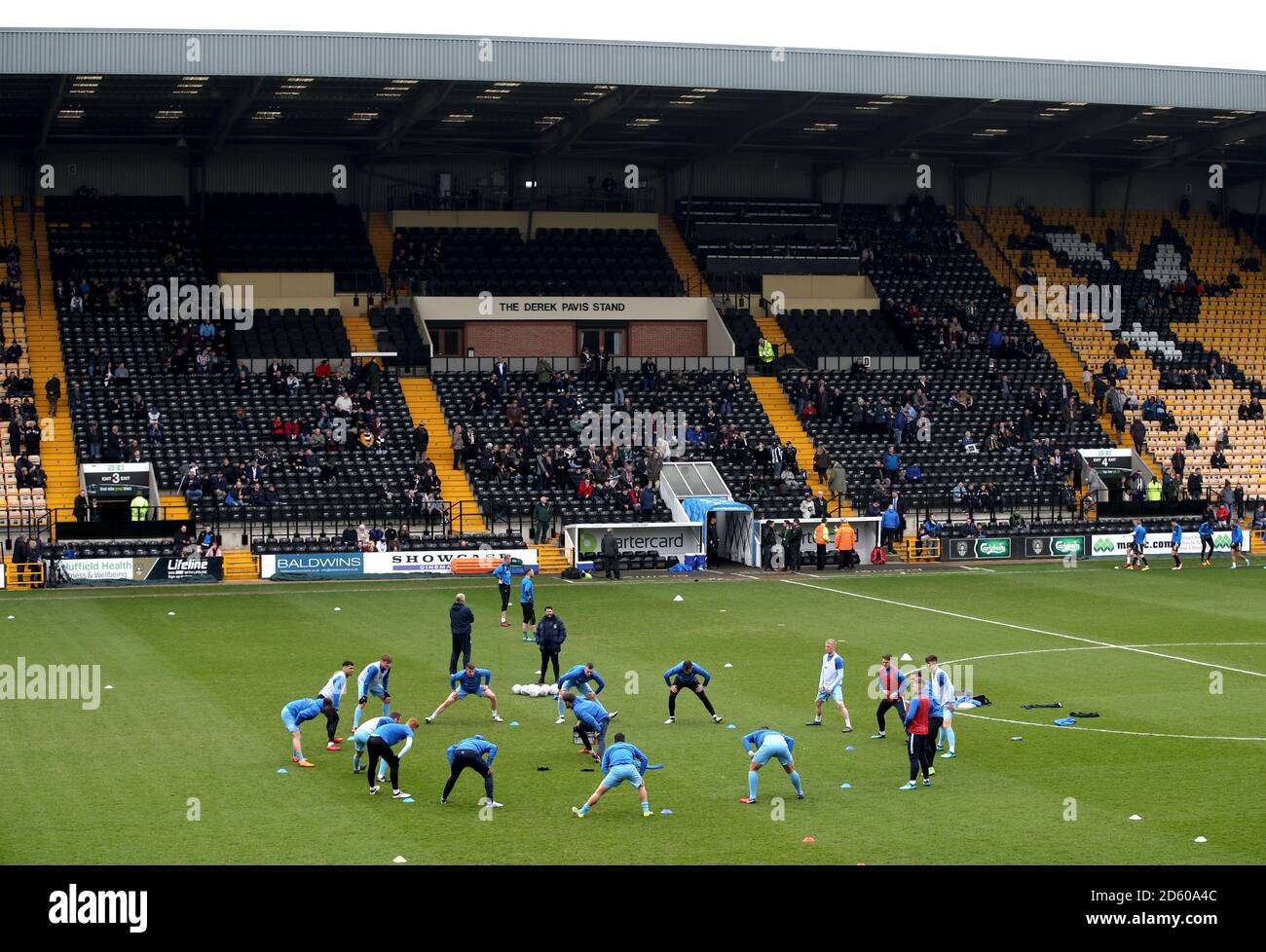 Coventry City Spieler wärmen sich vor dem Start des Sky Bet League Two Spiels in der Meadow Lane Nottingham auf. Stockfoto