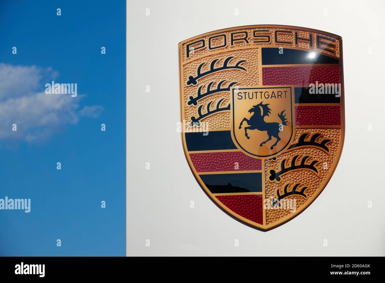 Göppingen, DEUTSCHLAND - 21. Mai 2020: Goppingen, Deutschland - 21. Mai 2020: Weiße Plakatwand mit Porsche-Emblem, blauer Wolkenhimmel schmückt den Hintergrund. Goep Stockfoto