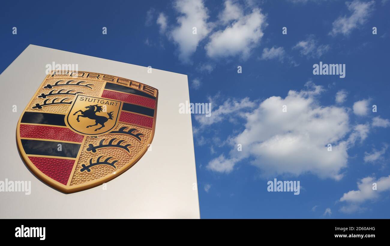 Göppingen, DEUTSCHLAND - 21. Mai 2020: Goppingen, Deutschland - 21. Mai 2020: Weiße Plakatwand mit Porsche-Emblem, blauer Wolkenhimmel schmückt den Hintergrund. Goep Stockfoto