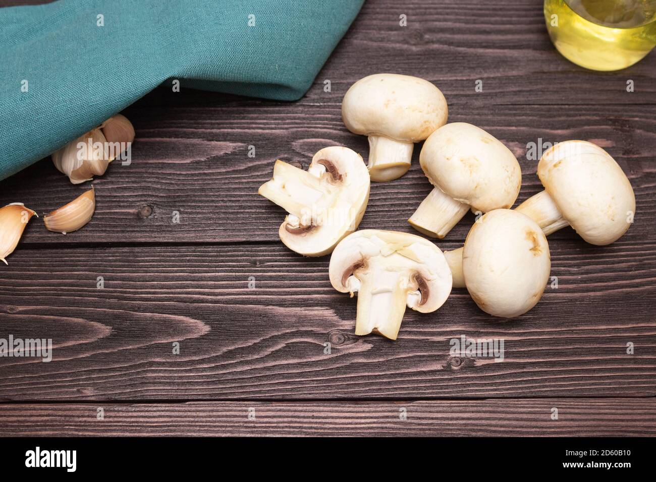 Geschnittene und ganze Pilze auf einem Holztisch. Der Blick von oben. Gesundes und leckeres vegetarisches Essen. Stockfoto