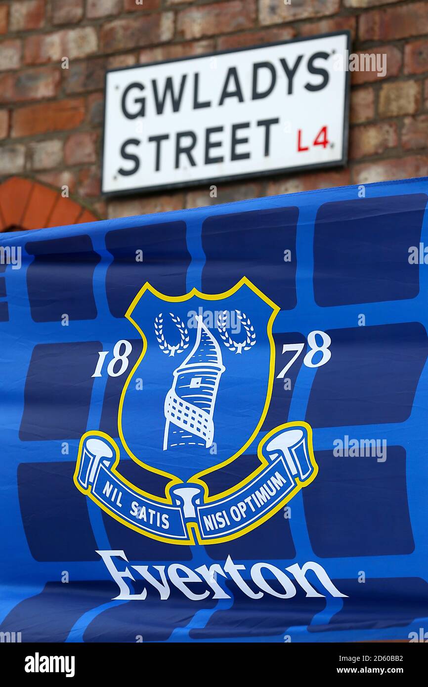 Everton Ware im Verkauf vor dem Spiel Stockfoto