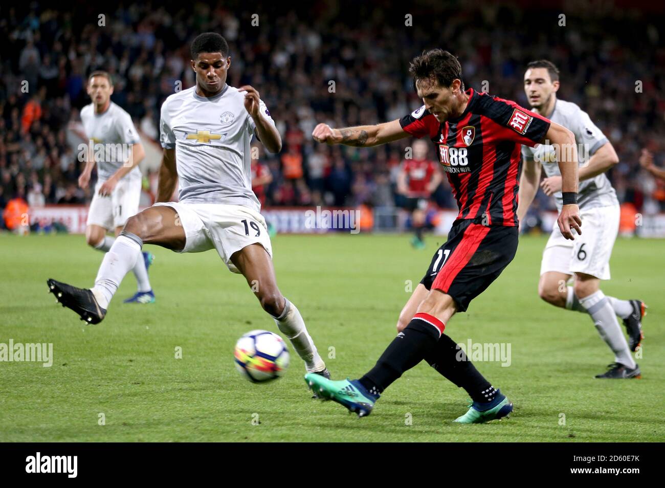 Marcus Rashford von Manchester United (links) und Charlie Daniels von AFC Bournemouth Kampf um den Ball Stockfoto