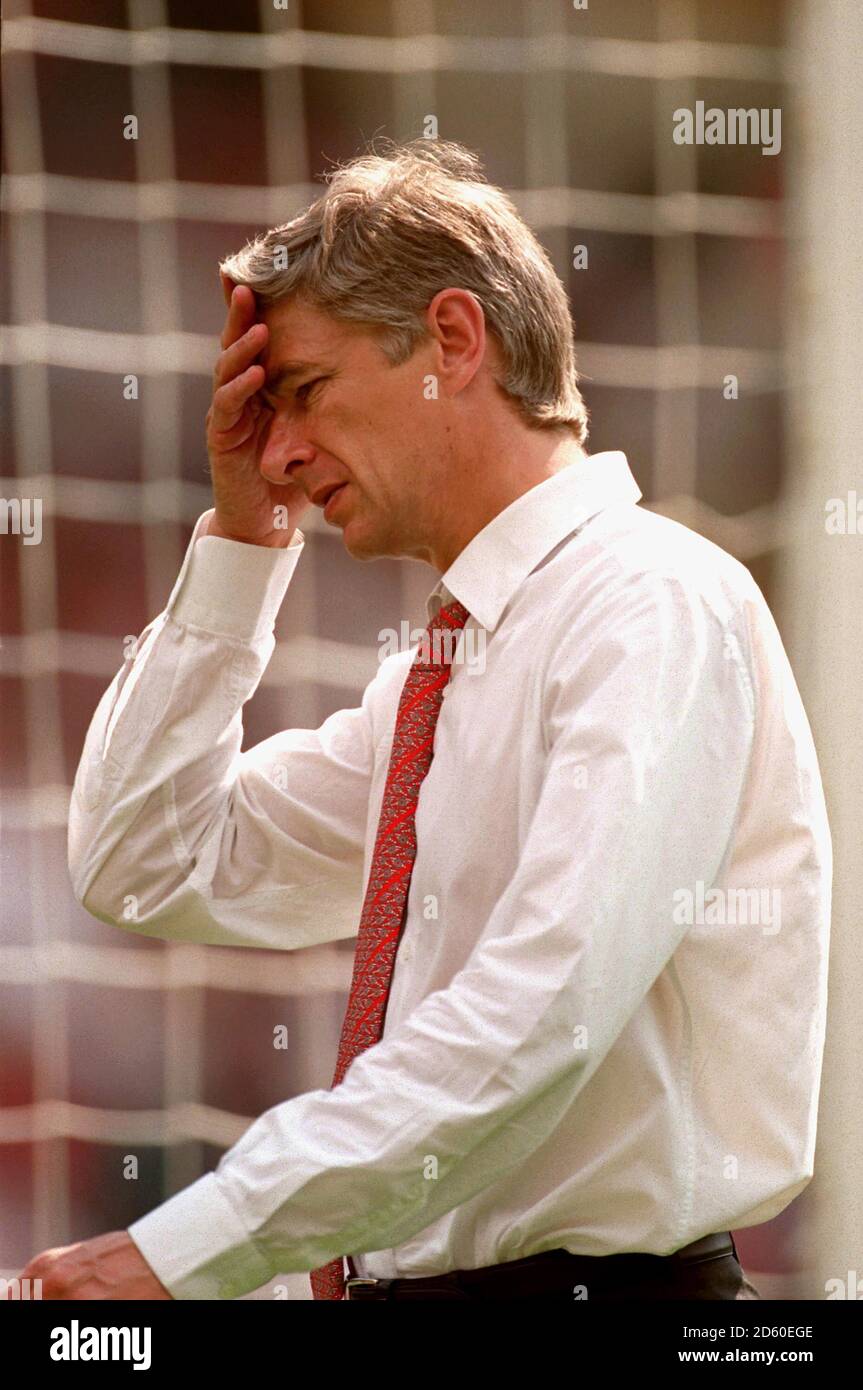 DATEI-FOTO: Arsene Wenger wird Arsenal am Ende der Saison verlassen und eine fast 22-jährige Regierungszeit beenden, als Manager Arsenal Manager Arsene Wenger die zweite Hälfte in Wembley mit Kopfschmerzen zurückgeht ... Fußball - One 2 One FA Charity Shield - Manchester United / Arsenal ... 01-08-1999 ... ... ... Bildnachweis sollte lauten: Neal Simpson/EMPICS Sport. Eindeutige Referenz-Nr. 322995 ... STEVE BRUCE VON UTD, FUSSBALLMANN, APPLAUDIERT UND FEIERT SEINEN MANNSCHAFTSSIEG. Stockfoto