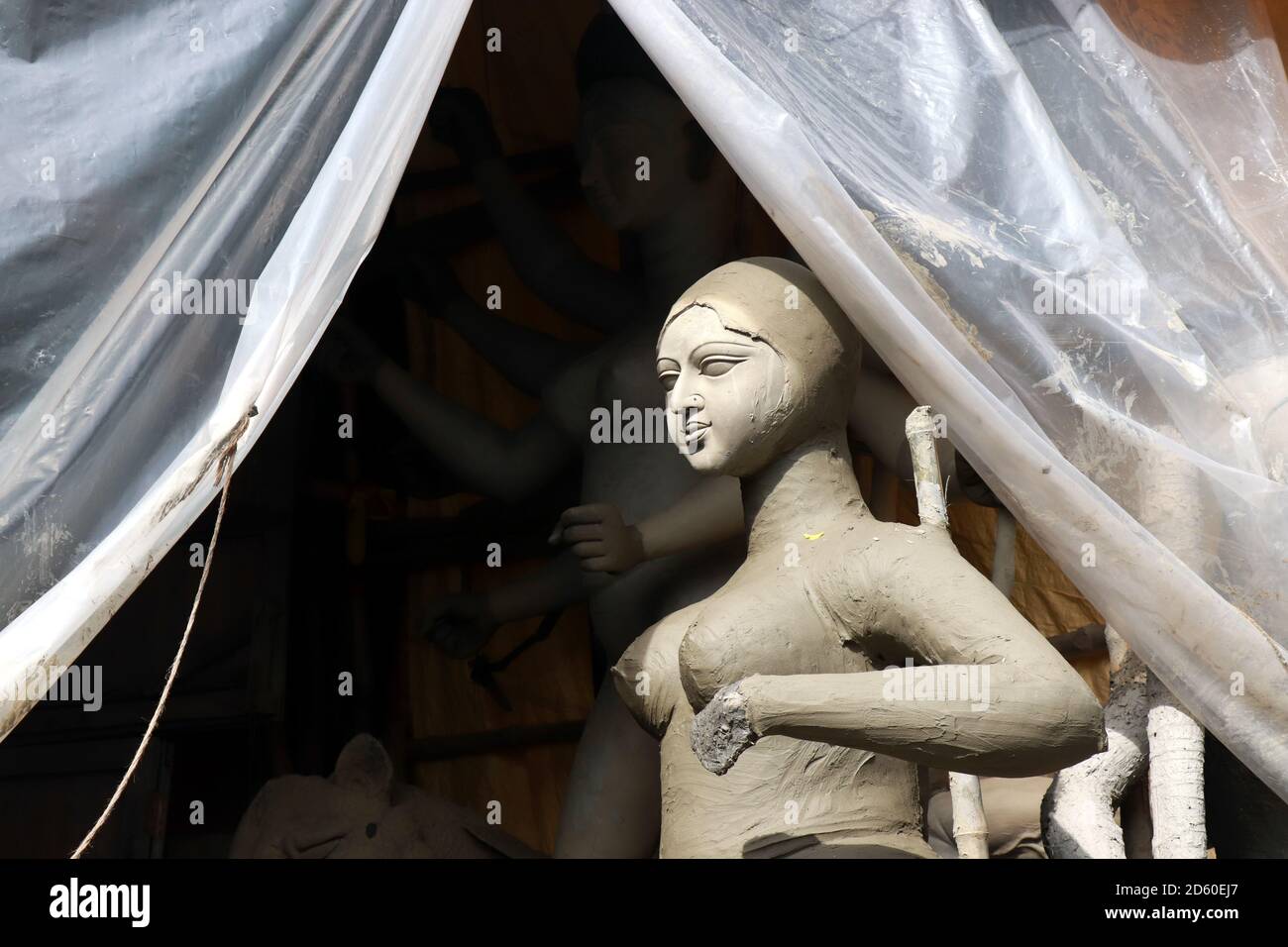 Porträt von Maa Saraswati. Lehm Idol der Hindu Göttin Saraswati unter Vorbereitungen für Bengals Durga Puja Festival in Kolkata. Stockfoto