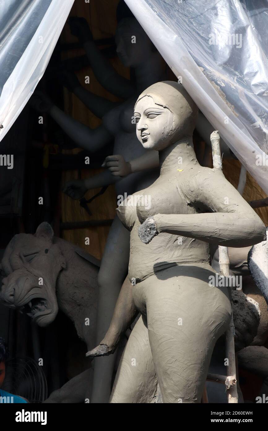 Porträt von Maa Saraswati. Lehm Idol der Hindu Göttin Saraswati unter Vorbereitungen für Bengals Durga Puja Festival in Kolkata. Stockfoto