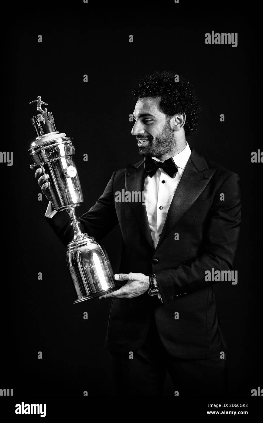 Liverpools Mohamed Salah wirft mit der PFA-Spieler des Jahres Award Trophäe während der 2018 PFA Auszeichnungen im Grosvenor House Hotel, London Stockfoto