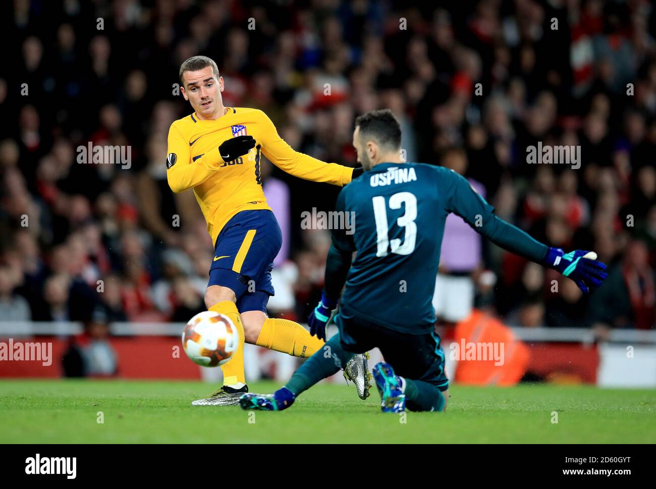 Antoine Griezmann (links) von Atletico Madrid umgeht Arsenal-Torhüter David Ospina (rechts), bevor er das erste Tor seiner Seite erzielte Spiel Stockfoto