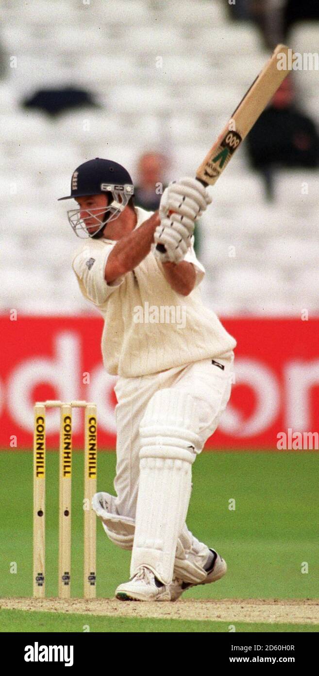 Englands Graeme Hick zieht eine Wisch auf einen Ball aus Simbabwes Neil Johnson und wird von Andy Flower gefangen Stockfoto