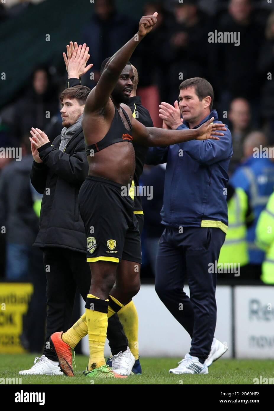 Burton Albions Hope APan (links) zeigt den Fans neben Manager Nigel Clough seine Wertschätzung, (rechts) nach dem Spiel Stockfoto