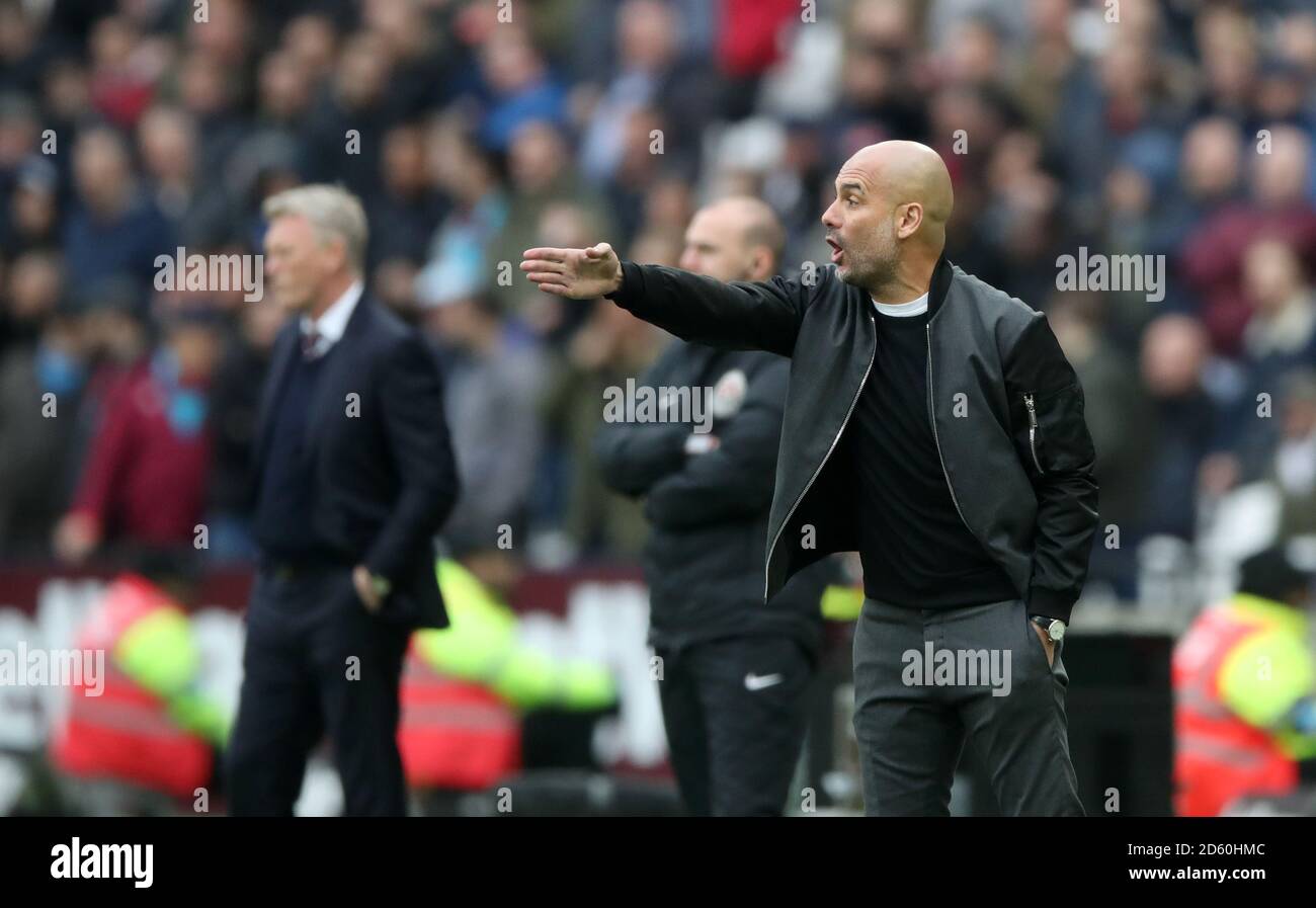 Manchester City Manager Pep Guardiola (rechts) zeigt sich auf der Touchline Stockfoto Manchester City Manager Pep Guardiola (rechts) zeigt sich auf der Touchline Stockfoto