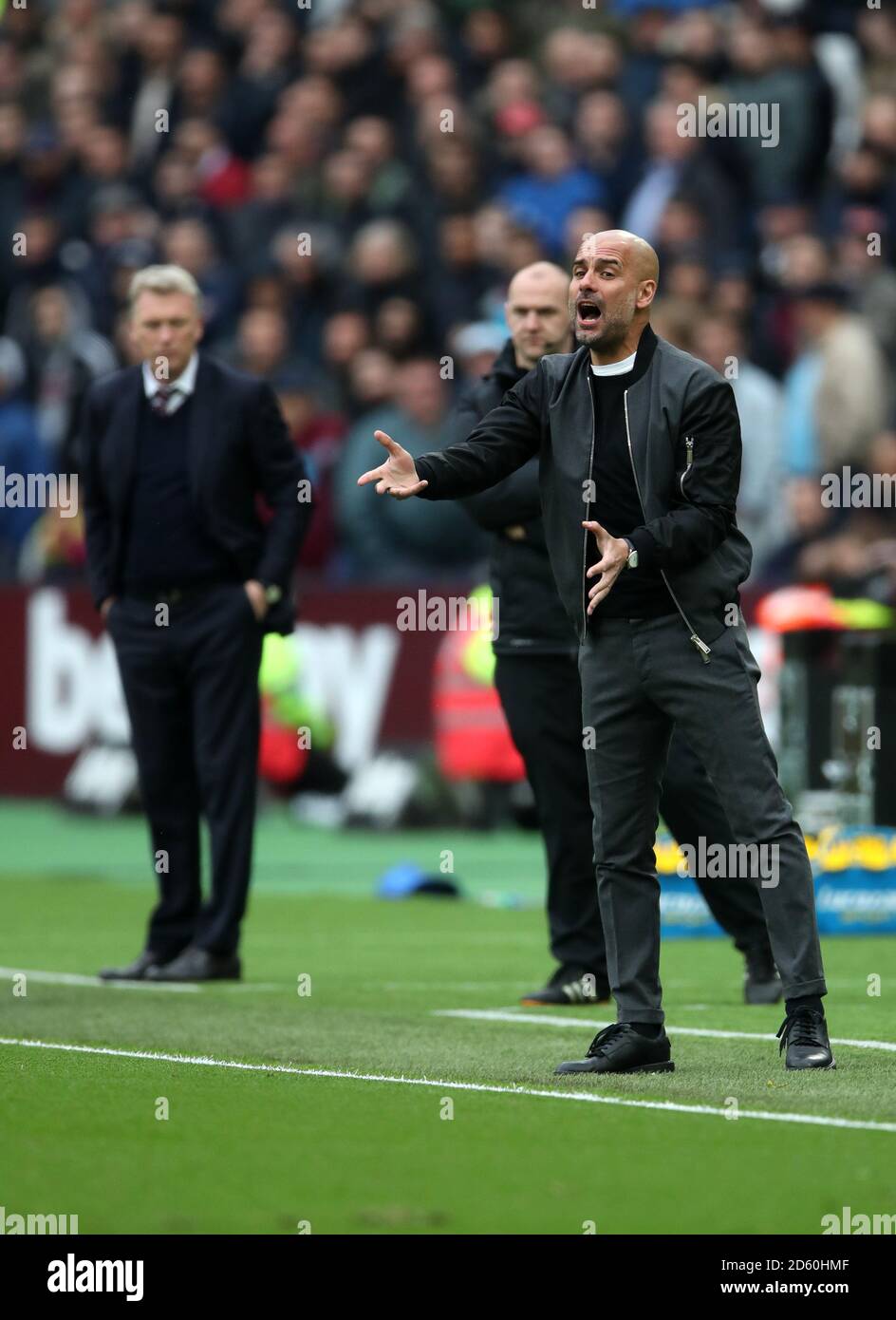 Manchester City Manager Pep Guardiola (rechts) zeigt sich auf der Touchline Stockfoto Manchester City Manager Pep Guardiola (rechts) zeigt sich auf der Touchline Stockfoto
