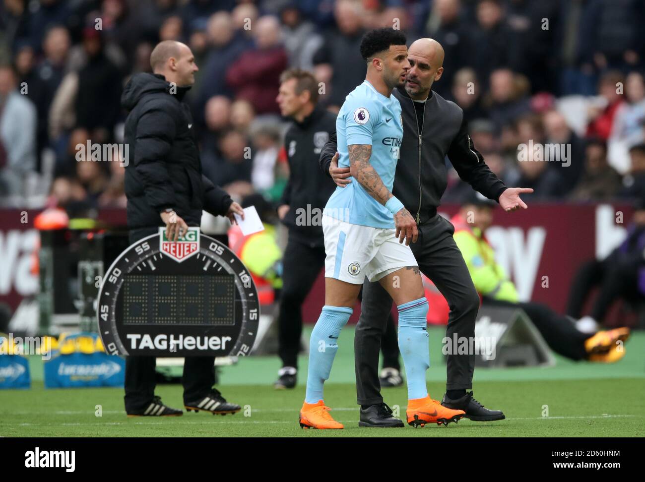 Manchester City Manager Pep Guardiola spricht mit Teamkollege Kyle Walker Als er abgesetzt wird Stockfoto