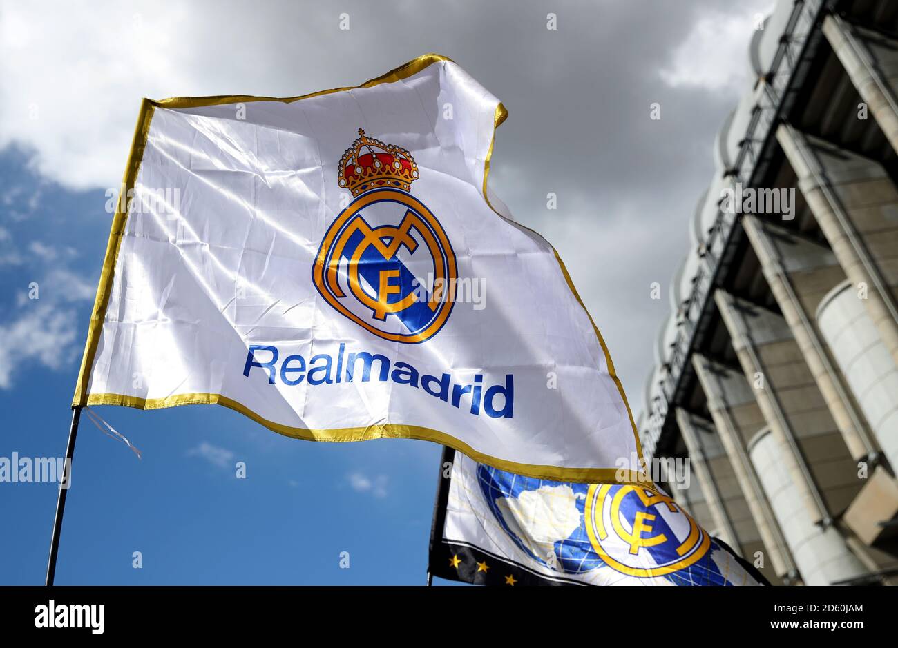 Eine allgemeine Ansicht der Real Madrid Flaggen auf dem Display draußen Das Stadiongelände Stockfoto