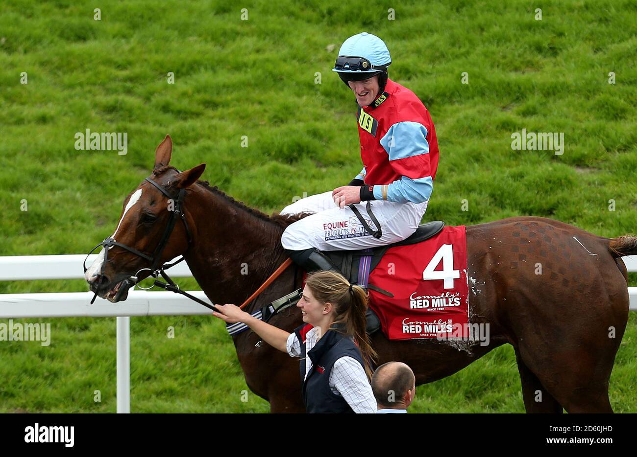 Gesamtansicht von Fortune Bound, geritten von Jockey Martin McIntyre Nach dem Gewinn des Connolly's Red Mills Intermediate Point-to-Point Championship Finales Hunters' Chase während des Hunter Chase Abends auf der Cheltenham Rennbahn Stockfoto