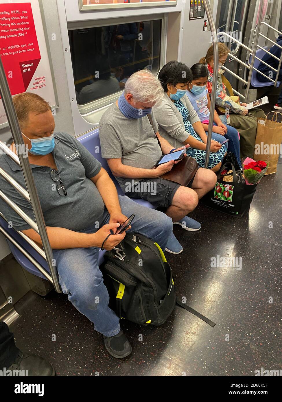 Fahrer müssen Masken tragen, während sie mit U-Bahn-Zügen in New York City fahren. Da die Menschen wieder zur Arbeit gehen, wie die Stadt eröffnet soziale Distanzierung ist nicht immer möglich, mit öffentlichen Verkehrsmitteln. Stockfoto