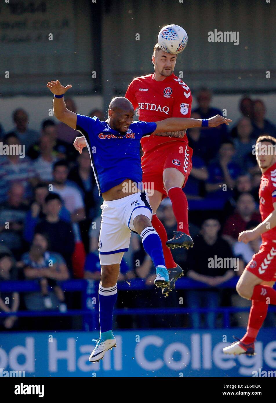 Rochdales Calvin Andrew (links) und Charlton Athletic Patrick Bauer bestreiten einen Header. Stockfoto