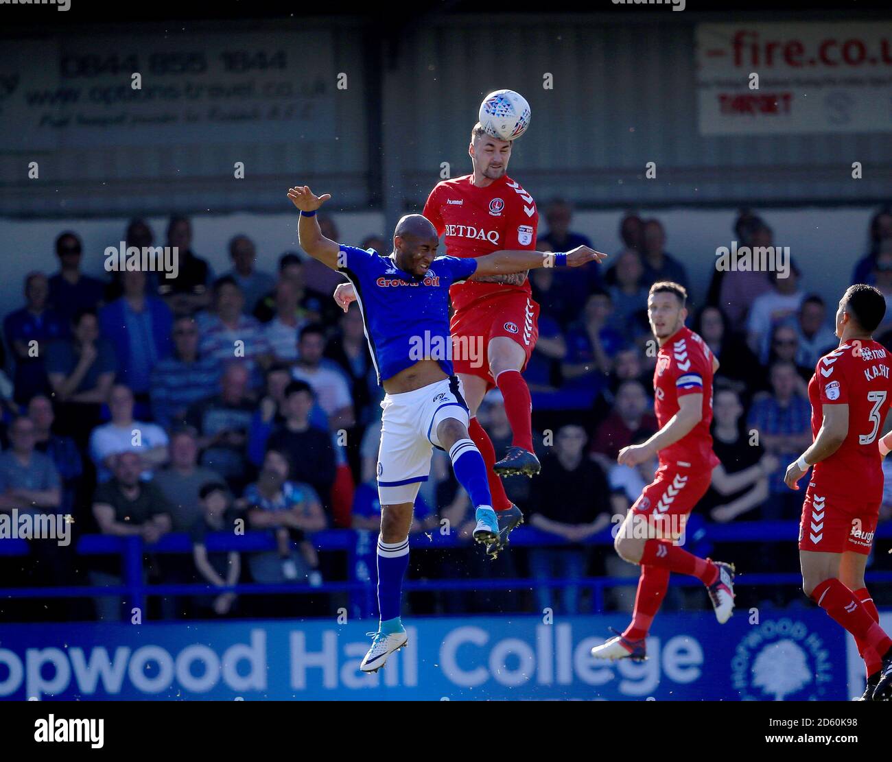 Rochdales Calvin Andrew (links) und Charlton Athletic Patrick Bauer bestreiten einen Header. Stockfoto