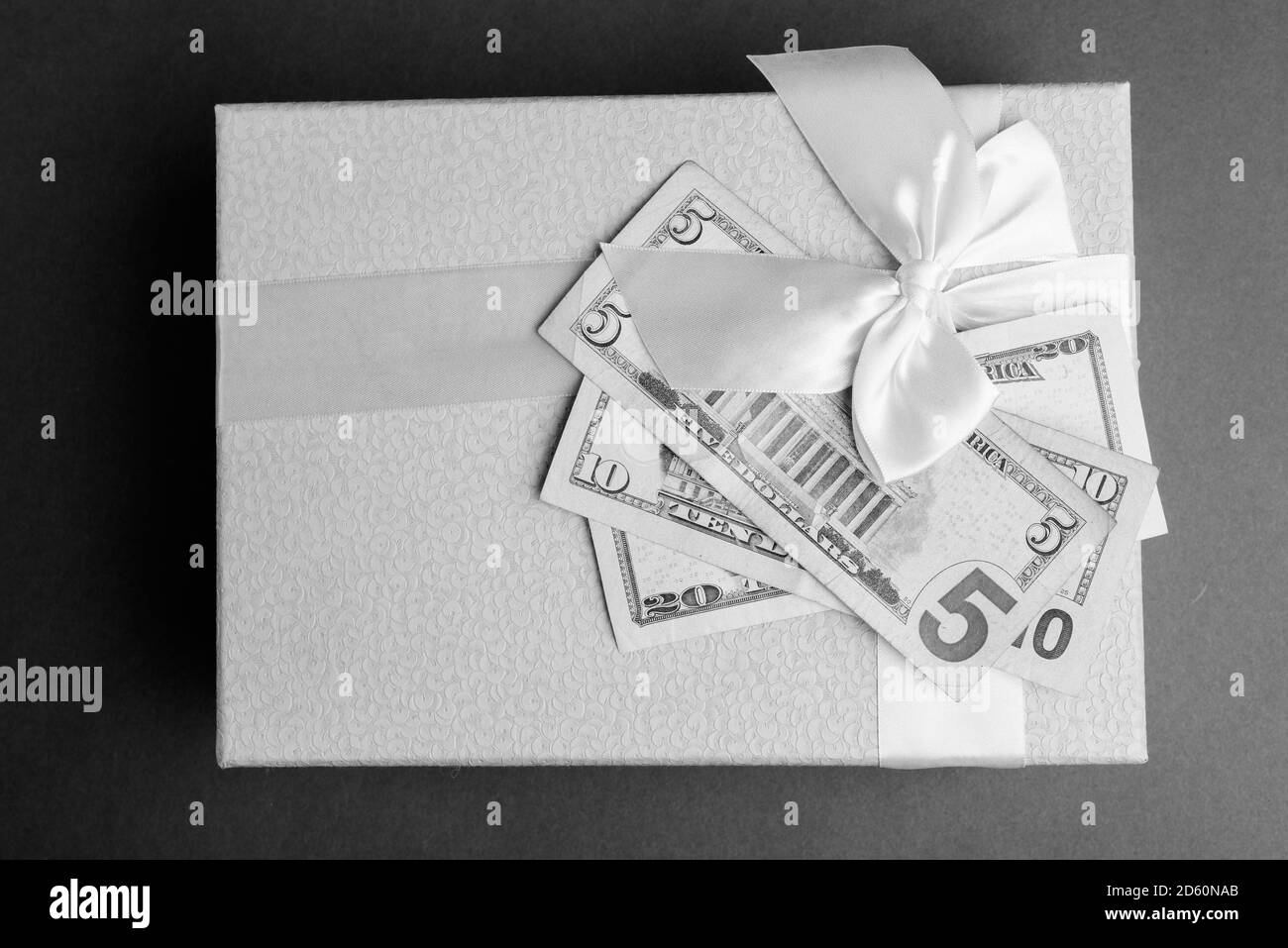 Studio Geschossen von Geschenkbox gegen grauer Hintergrund Stockfoto