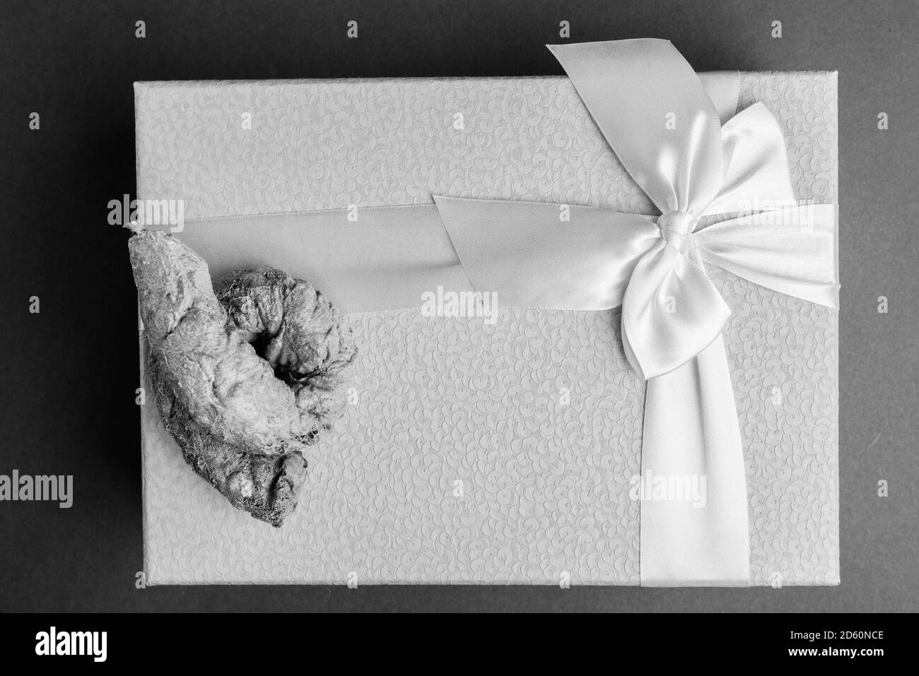 Studio Geschossen von Geschenkbox gegen grauer Hintergrund Stockfoto