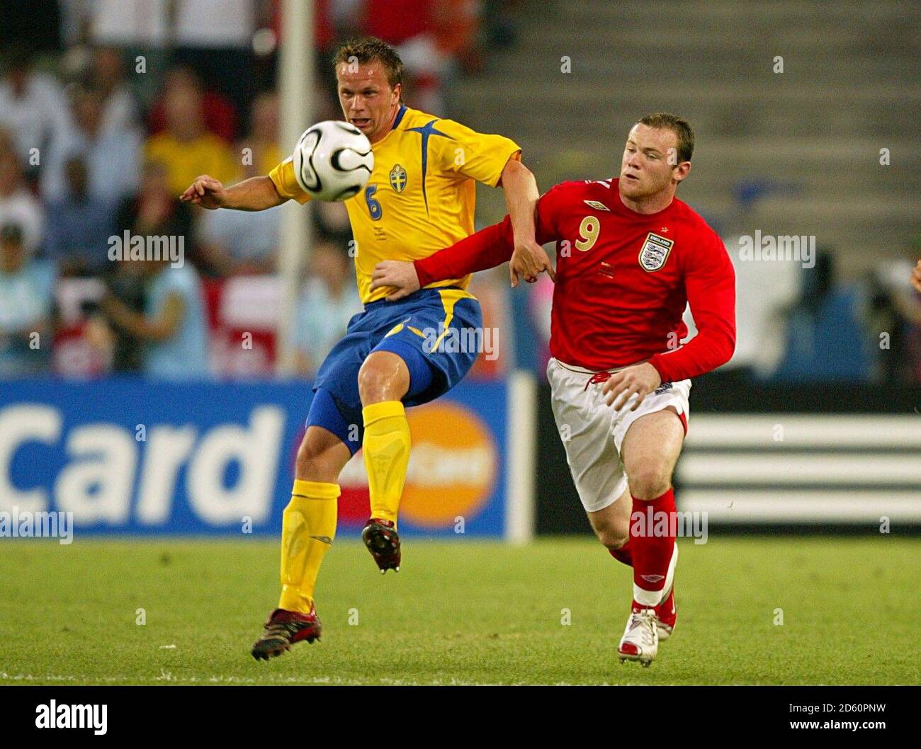 Englands Wayne Rooney und Schwedens Tobias Linderoth Stockfoto