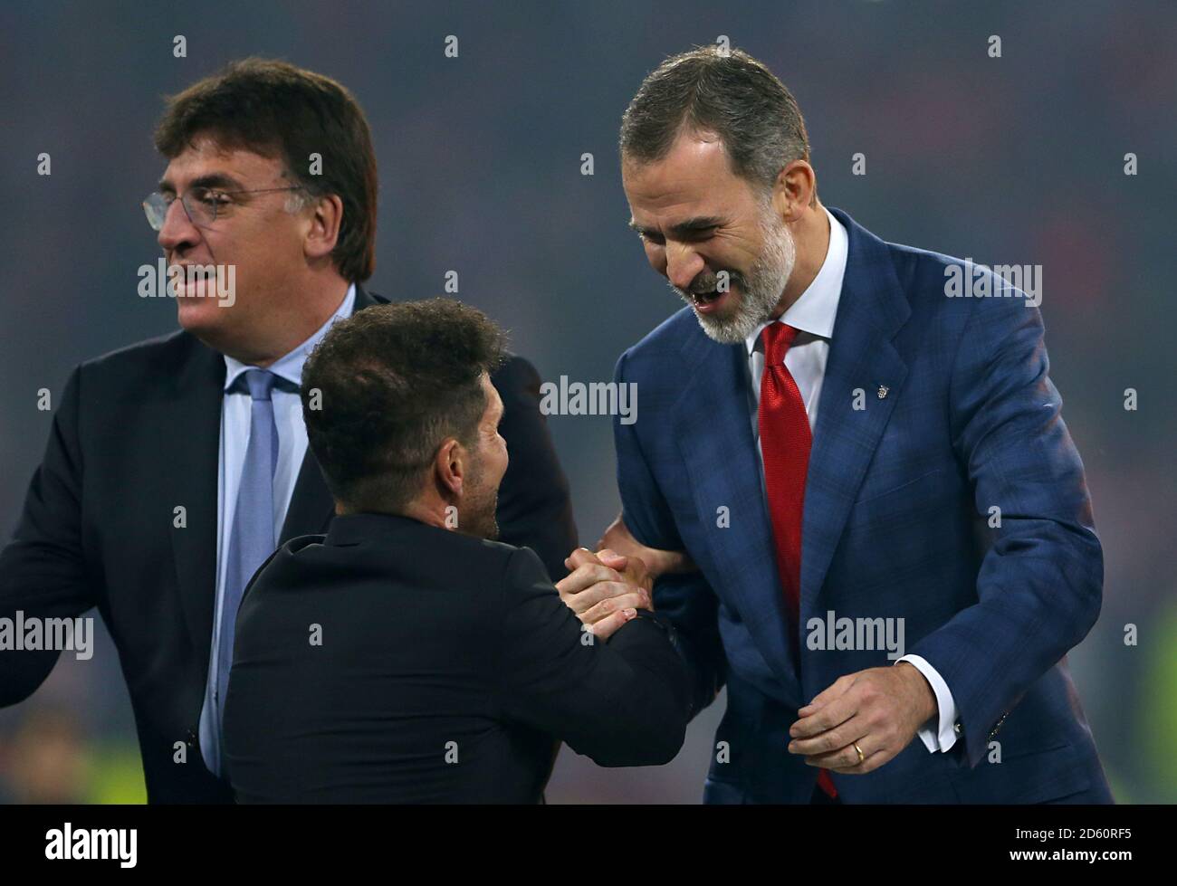 König Felipe von Spanien präsentiert Atletico Madrid Manager Diego Simeone Mit seiner Medaille nach Atletico Madrid gewinnt die UEFA Europa Liga Stockfoto