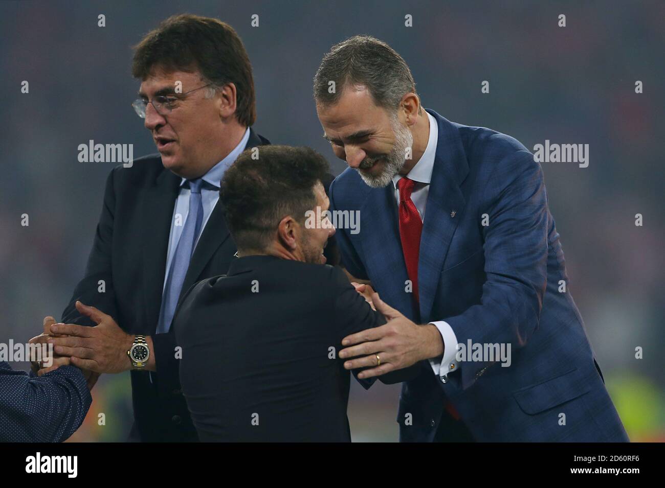 König Felipe von Spanien präsentiert Atletico Madrid Manager Diego Simeone Mit seiner Medaille nach Atletico Madrid gewinnt die UEFA Europa Liga Stockfoto