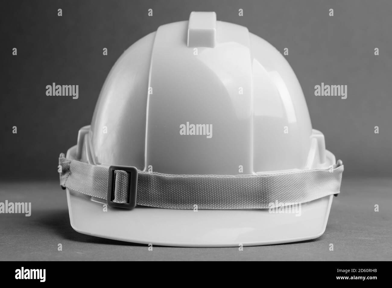Studio Geschossen von Bau Helm gegen grauer Hintergrund Stockfoto