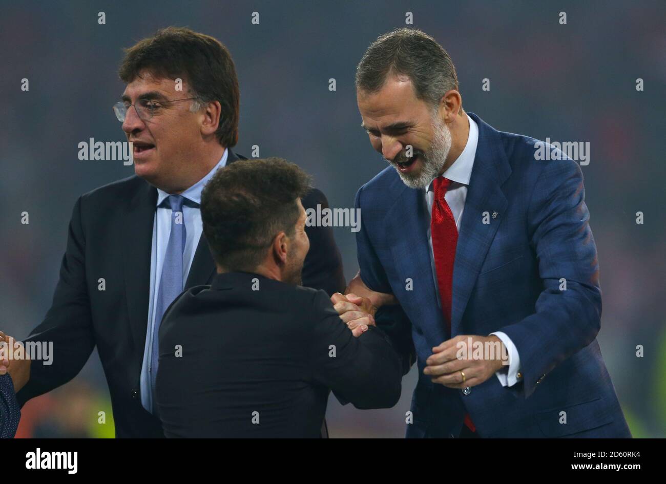 König Felipe von Spanien präsentiert Atletico Madrid Manager Diego Simeone Mit seiner Medaille nach Atletico Madrid gewinnt die UEFA Europa Liga Stockfoto