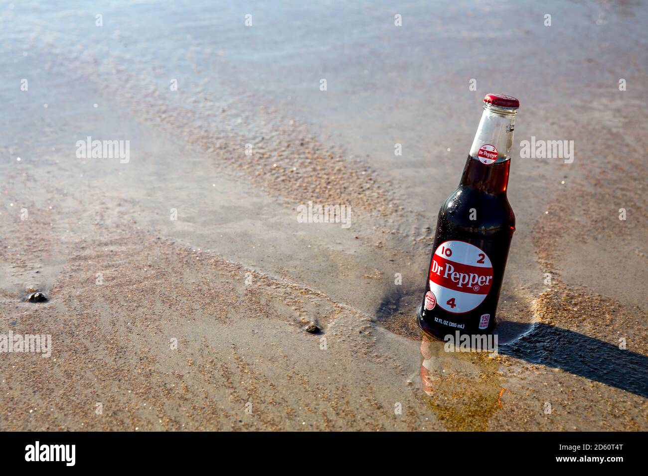 Old Orchard Beach, USA - 3. September 2014: Glasflasche des ikonischen Softdrinks Dr. Pepper, der im Meer am Old Orchard Beach, USA, kalt gehalten wird. Stockfoto