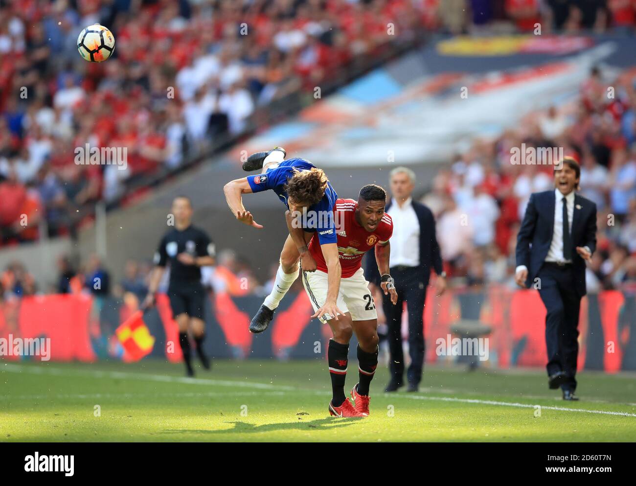 Chelsea's Marcos Alonso (links) und Manchester United's Antonio Valencia Schlacht Für den Ball Stockfoto