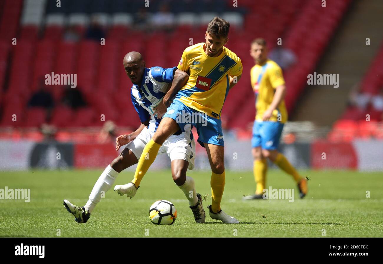 Ekow Elliott (links) von Thatcham Town und Joe Carter von Stockton Town Kampf um den Ball Stockfoto