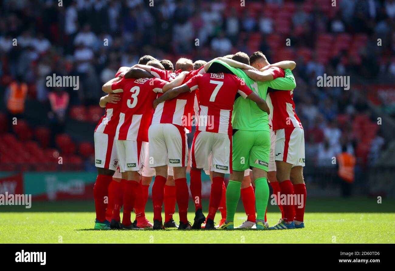 Brackley Town Spieler in einem Huddle vor dem Spiel Stockfoto