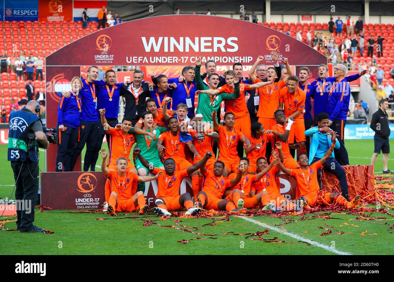 Die Spieler der Niederlande U17 feiern mit der Trophäe, nachdem sie die
