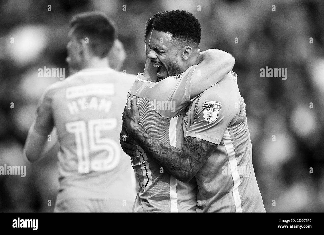 Jordan Willis von Coventry City (rechts) feiert mit Teamkollege Marc McNulty, Torschütze des zweiten Tores Stockfoto