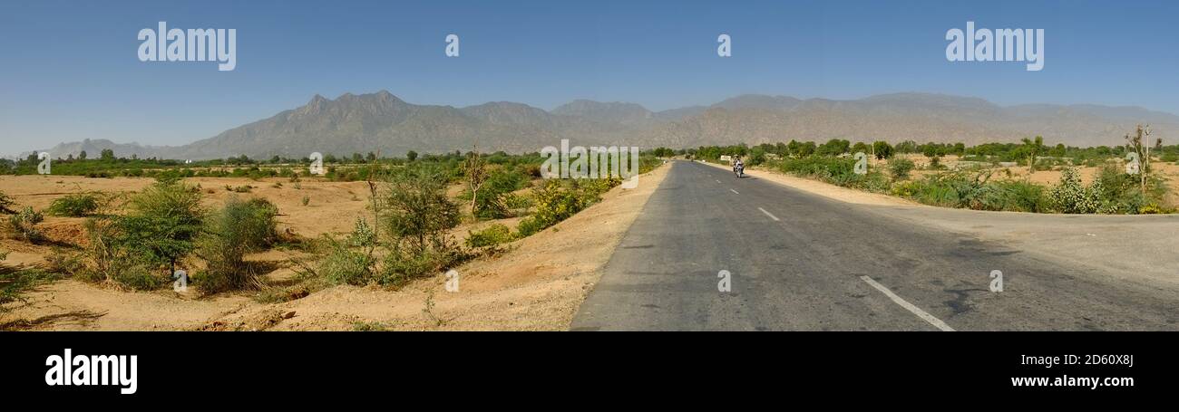 State Highway zum Mount Abu in Rajasthan, Indien Stockfoto