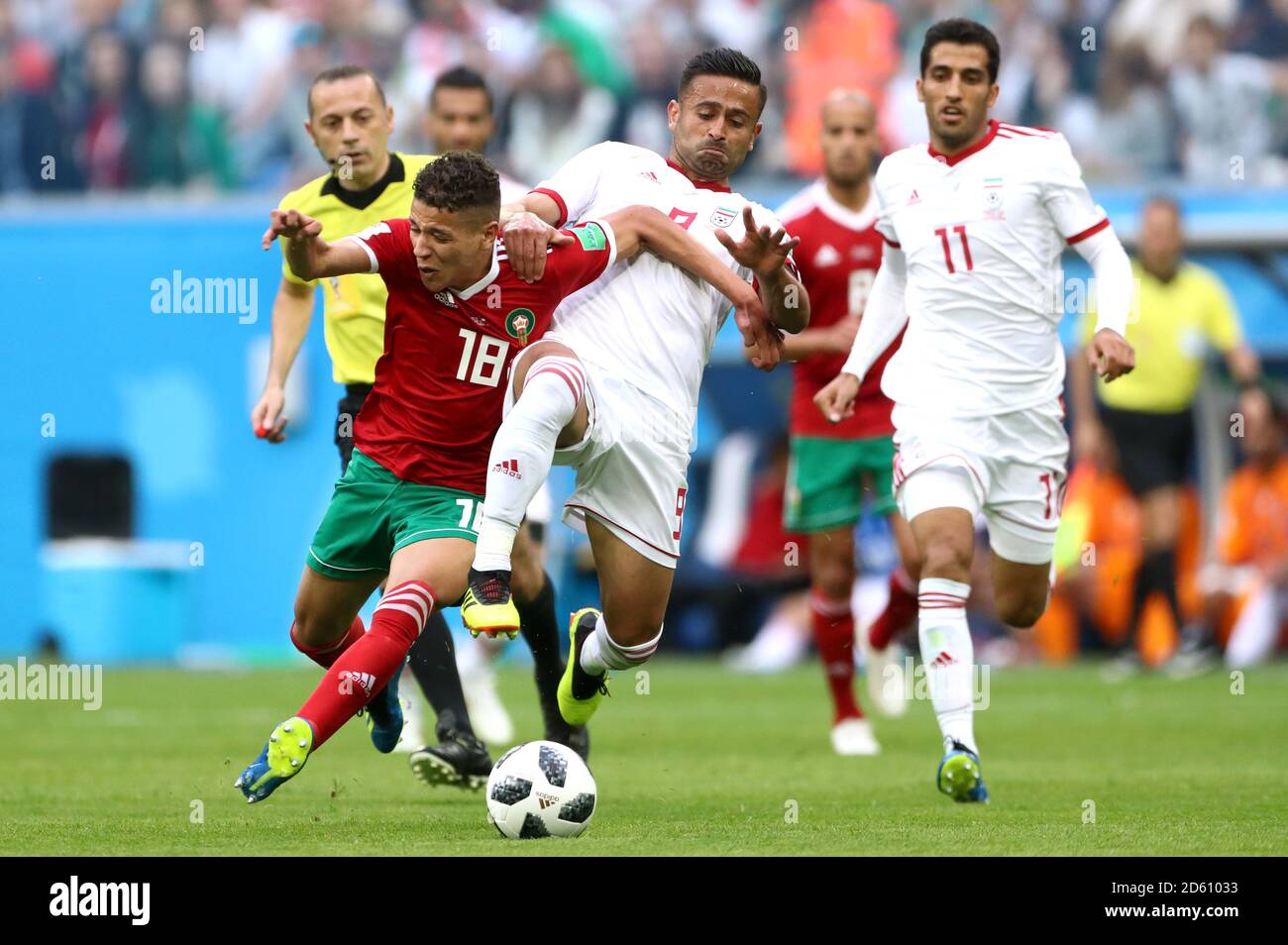 Marokkos Amine Harit (links) und Irans Omid Ebrahimi kämpfen um Der Ball Stockfoto