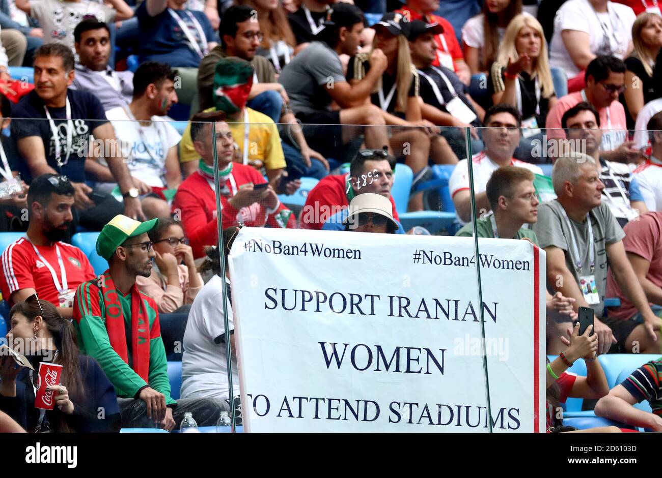 Fans in den Ständern halten ein Banner zur Unterstützung hoch Der iranischen Frauen, denen die Teilnahme an Spielen verboten ist Ihr Heimatland Stockfoto