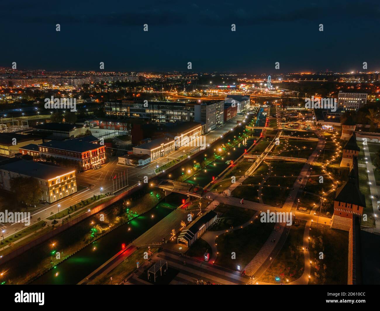 Tula Damm, Promenade im Park bei Nacht, Luftaufnahme von Drohne Stockfoto