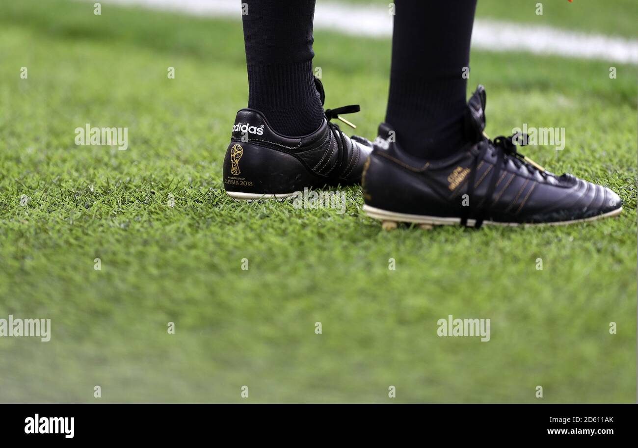 Detailansicht des Grases durch die Stiefel des Linienmannes Stockfoto
