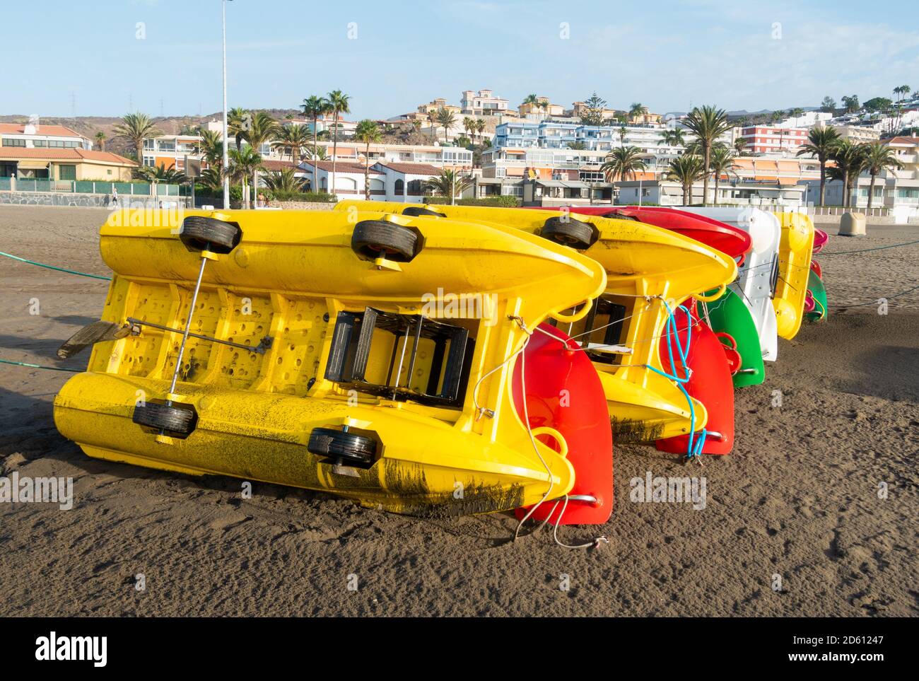 Tretboote auf touristischen freien Strand während Covid 19, Coronavirus Pandemie auf Gran Canaria, Kanarische Inseln, Spanien Stockfoto