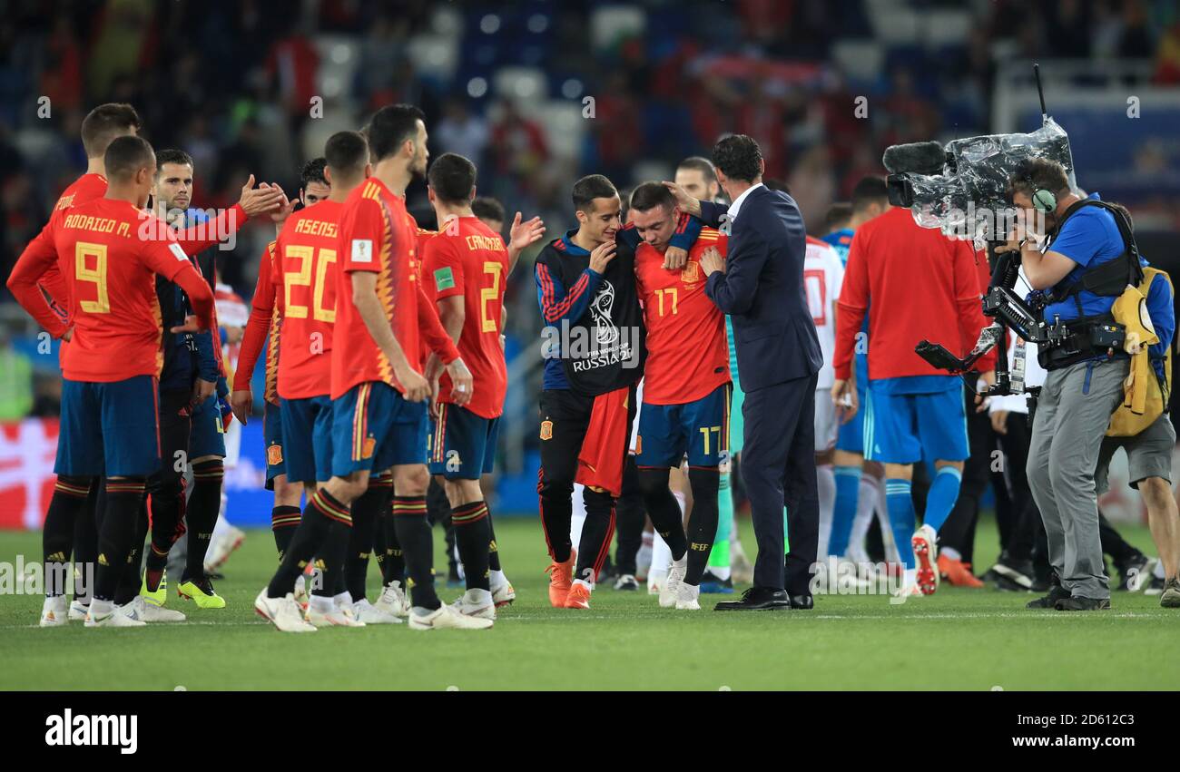 Spanien-Manager Fernando Hierro gratuliert dem zweiten Torschützen Iago Aspas Nach der letzten Pfeife Stockfoto