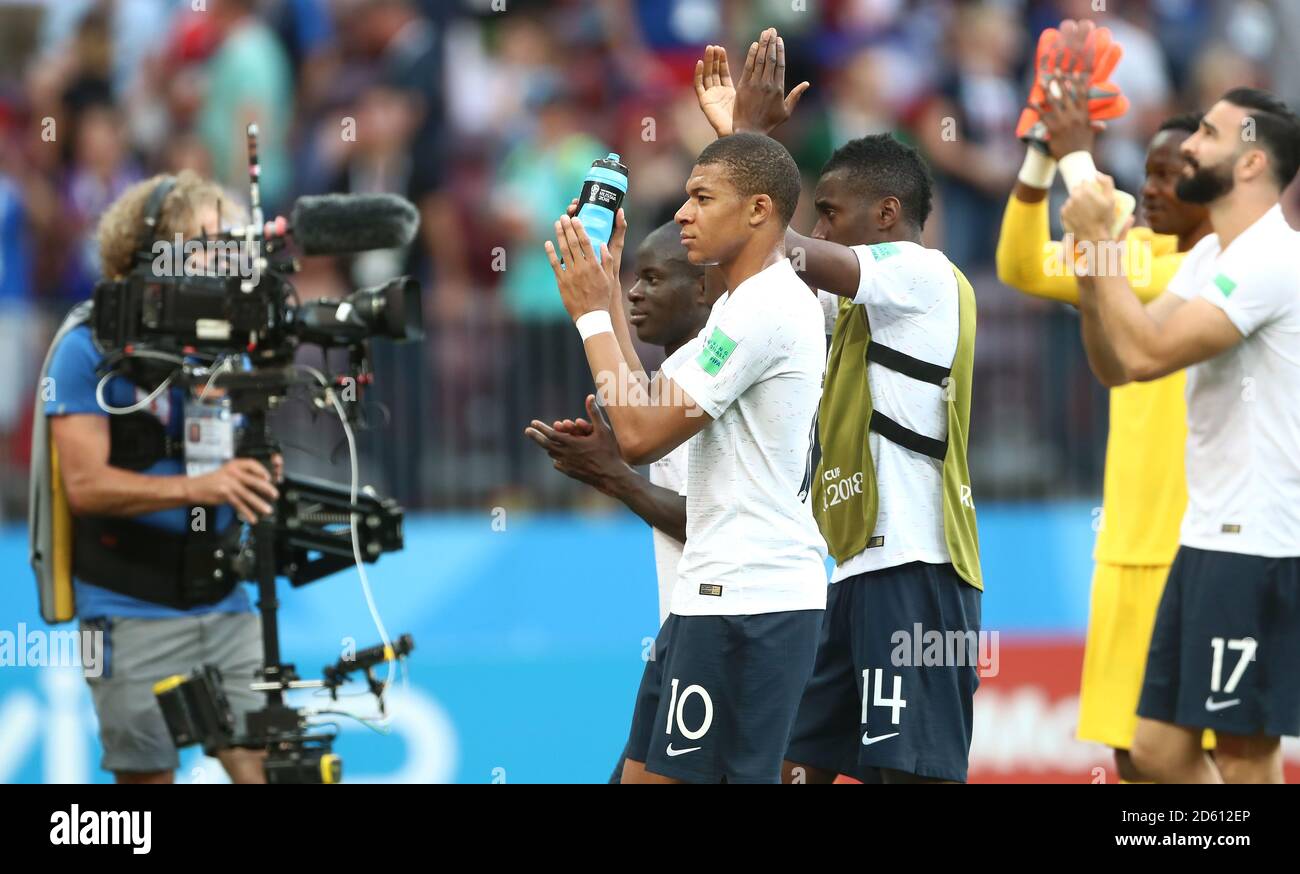 Die Franzosen Kylian Mbappe (Mitte), Blaise Matuidi (2. Rechts) und Adil Rami (rechts) applaudieren nach dem Schlusspfiff nach dem ersten Platz in der Gruppe C und einem Platz in den letzten 16 der FIFA Weltmeisterschaft 2018 Stockfoto