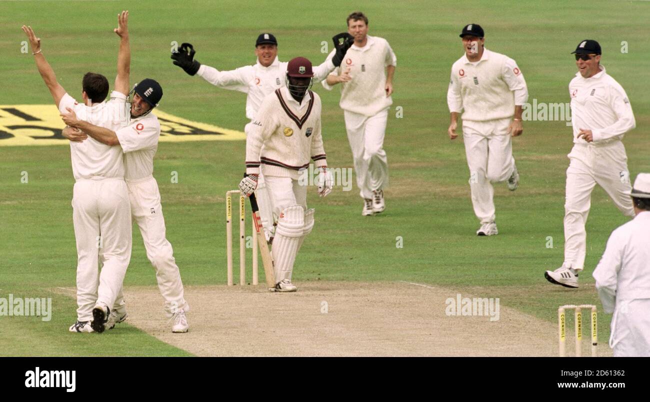 Darren Gough aus England feiert sein zweites Wicket auf seinem Heimgelände, nachdem er mit Wavell Hinds lbw von West Indies gekegelt hat Stockfoto