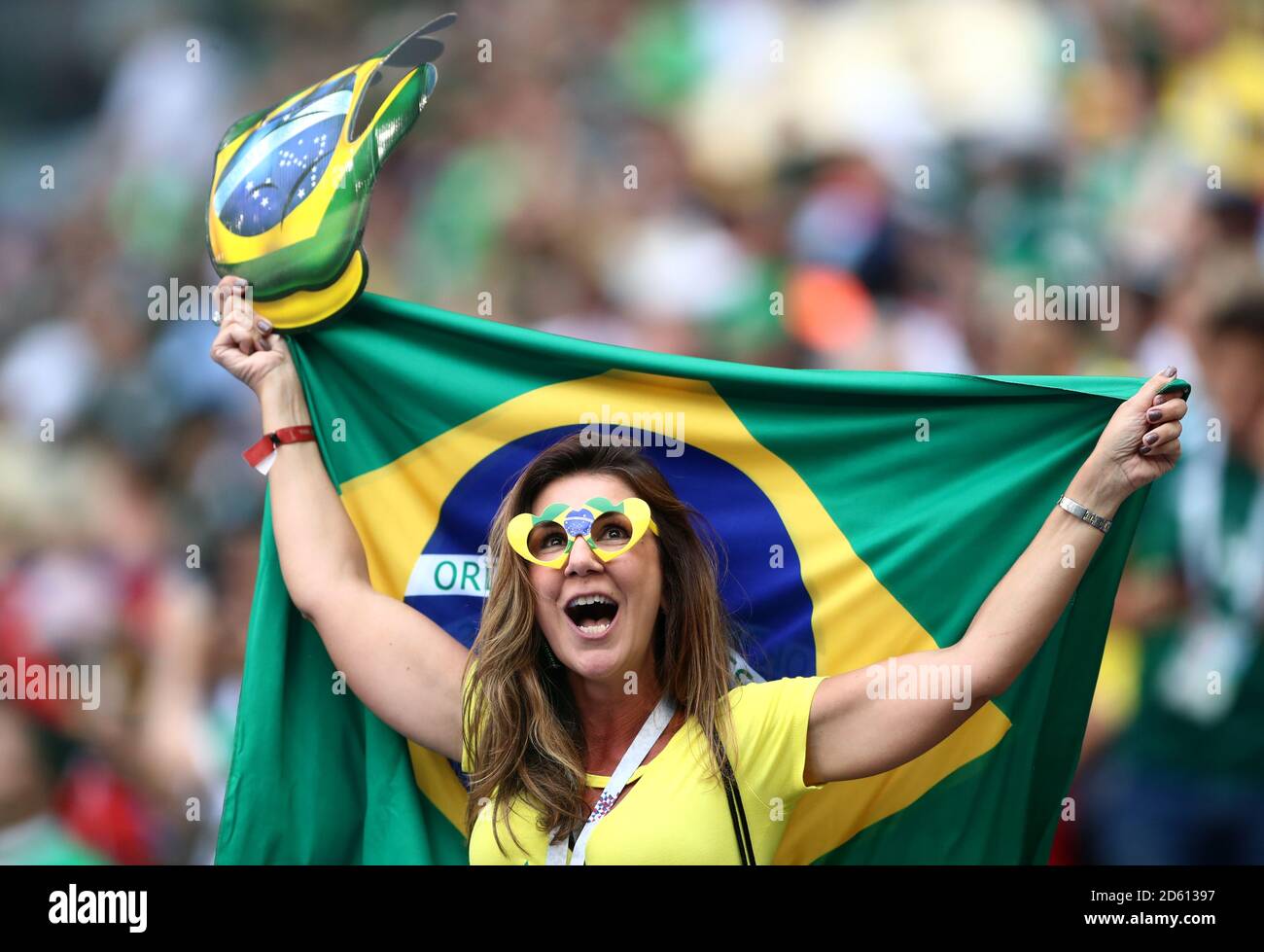 Ein Brasilien-Fan auf den Tribünen zeigt ihre Unterstützung Stockfoto