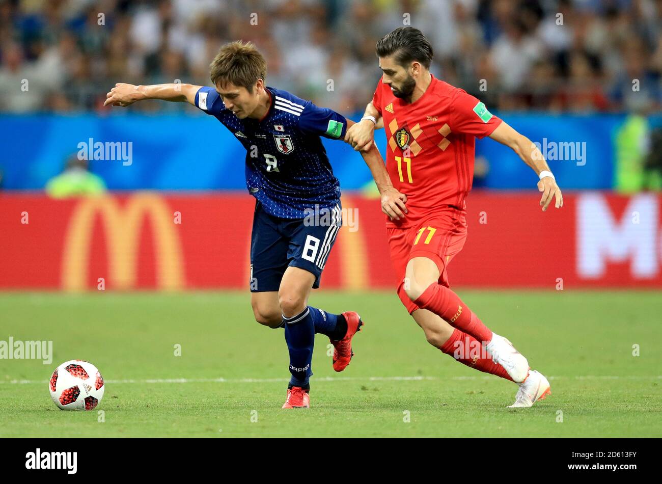 Japans Genki Haraguchi (links) und Belgiens Yannick Carrasco (rechts) Schlacht Für den Ball Stockfoto